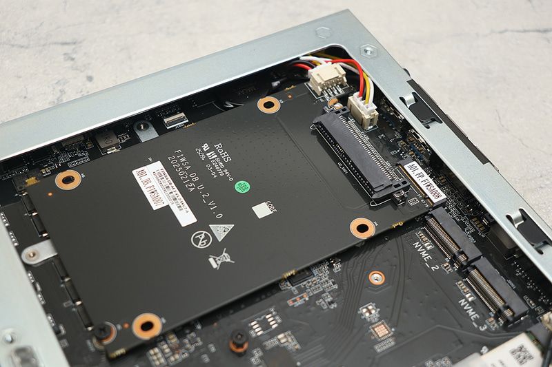 M.2→U.2変換基板。電源はケーブルになったため、スイッチ切り替え忘れ事故はなくなった