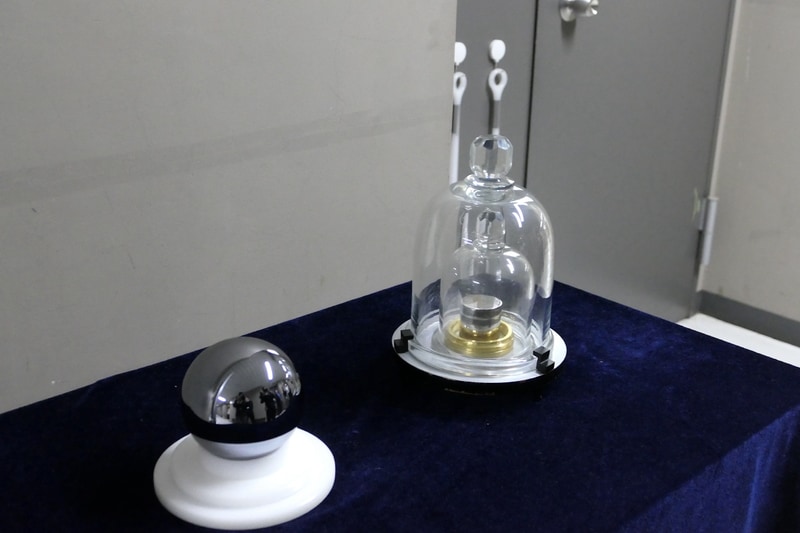 シリコン単結晶球体と原器のモデル