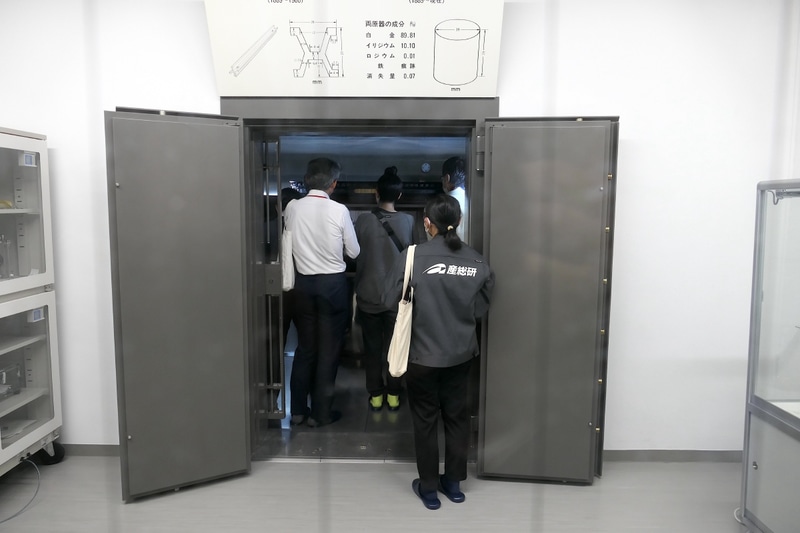 キログラム原器は産総研の人たちもあまり見る機会がないとのこと