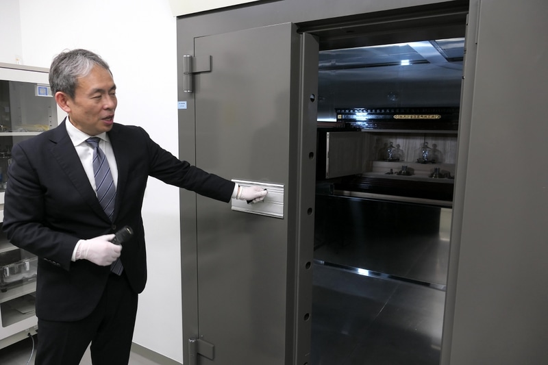 金庫室の分厚い扉