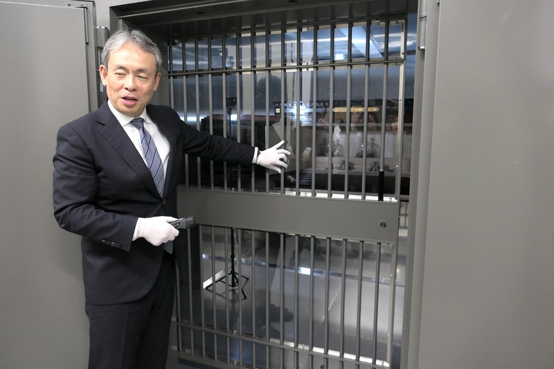 扉を開けると鉄格子