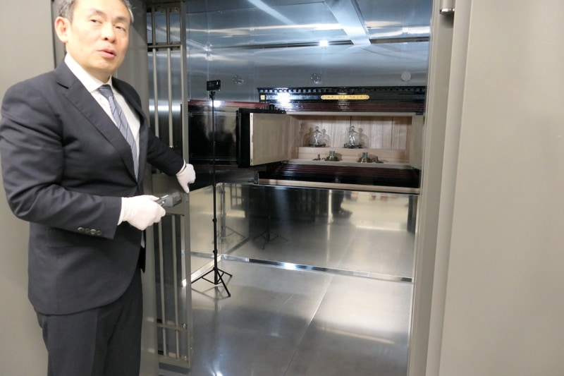 さらに鉄格子を開けると原器を入れた桐の金庫が納められている