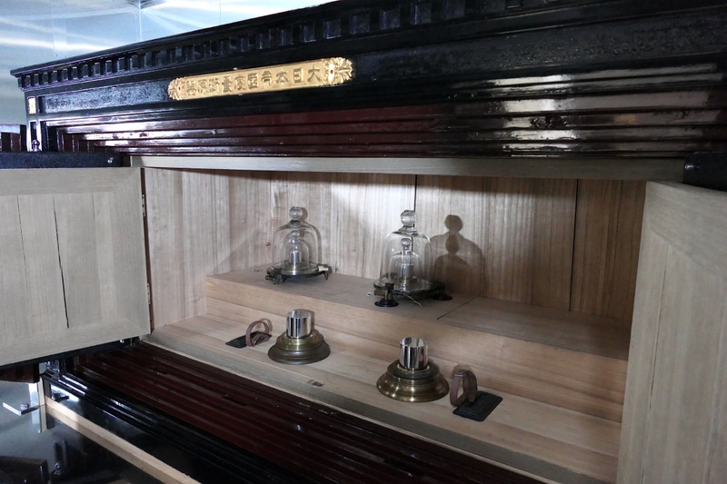 以前はここにメートル原器も納められていた