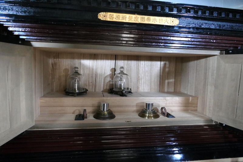 上段中央がキログラム原器。左は副原器。下段は「貫原器」で3.75kgある