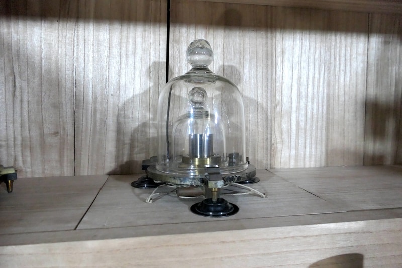 キログラム原器。白金とイリジウムの合金で、大きさは39mm×39mm。