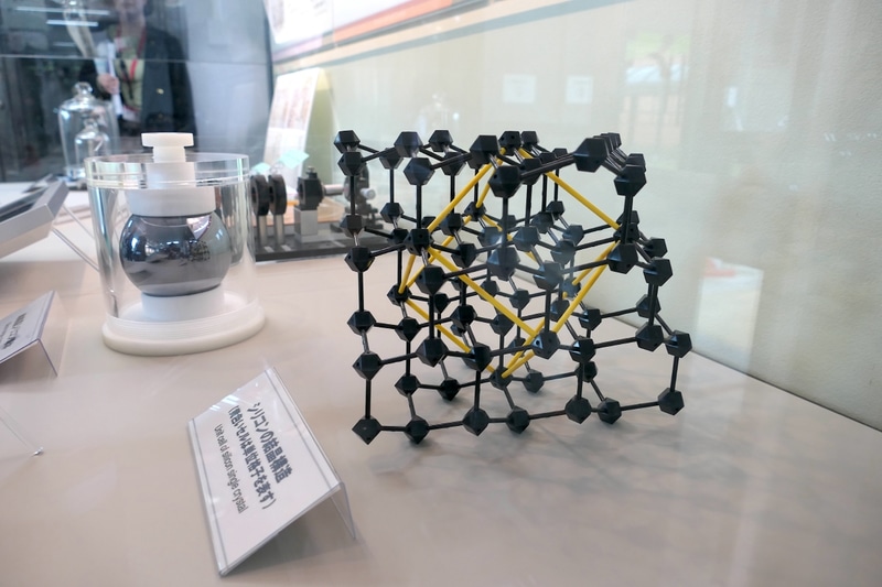 シリコンの結晶構造は非常に規則正しい