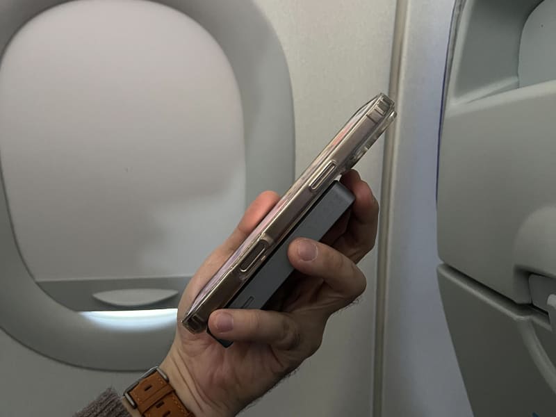 スタンド部分は取り外してモバイルバッテリとして利用可能