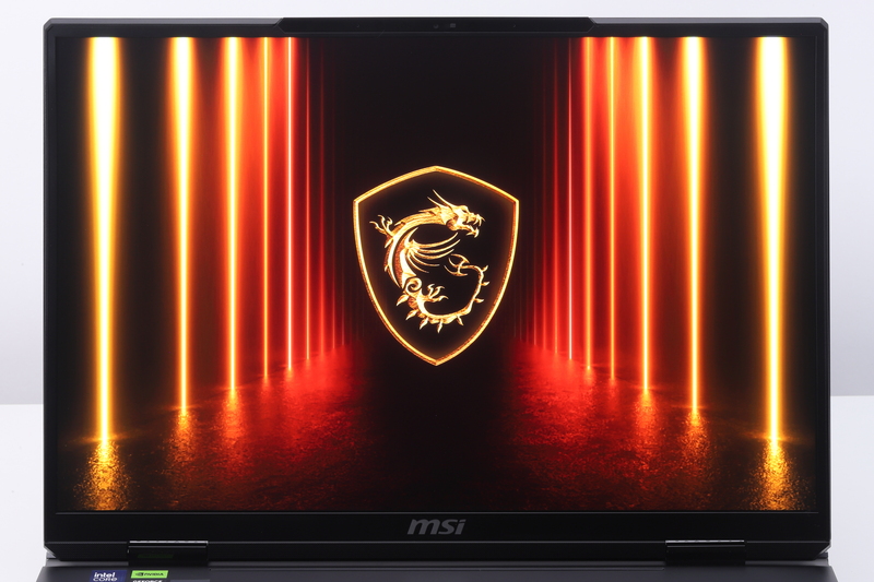 18型のミニLEDバックライト液晶パネルを採用。画面解像度は3,840×2,400ドットで、120Hz駆動やHDR1000に対応している