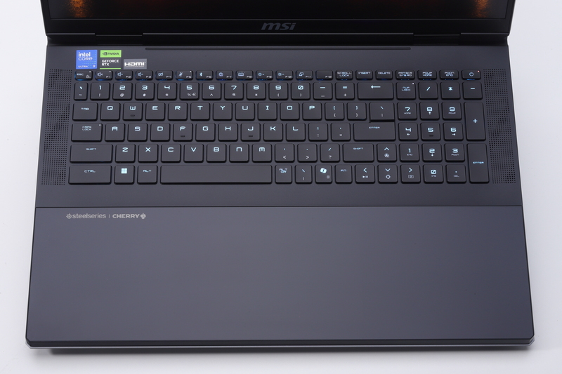 SteelSeriesのメカニカルキーボード(英語キー)を搭載。タッチパッドにはパームレストと段差のない「シームレスRGBハプティックタッチパッド」を採用している