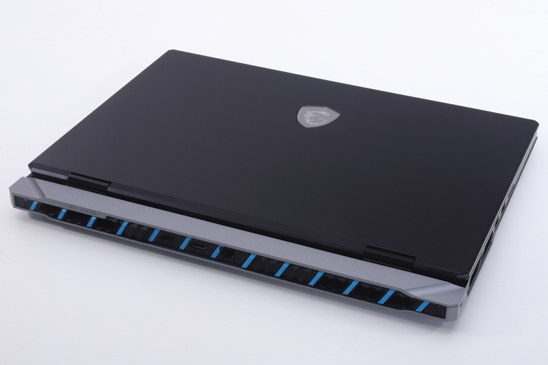 本体サイズは404×307.5×32.05mmで、重量は約3.6kg