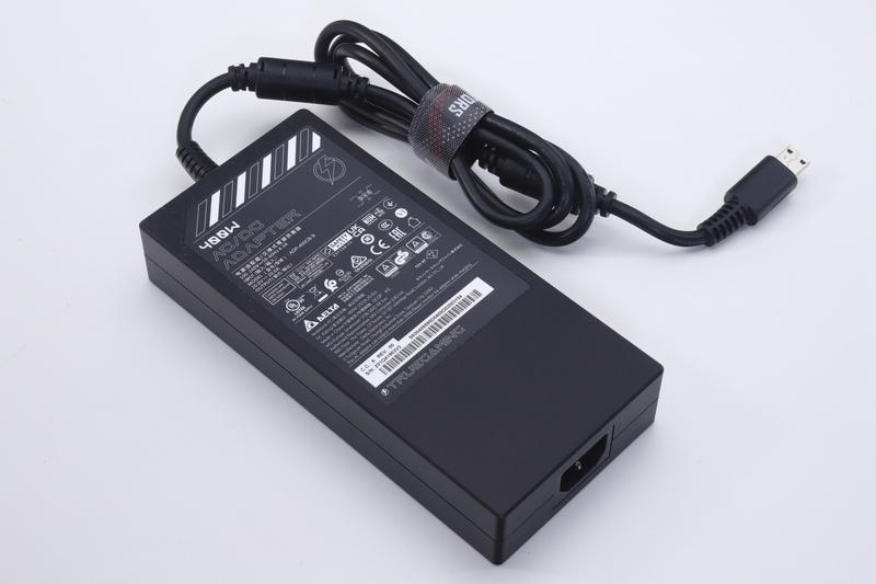 専用コネクタによる400W給電に対応したACアダプタが付属