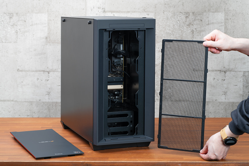 天面、前面、底面には取り外せるダストフィルタを搭載とメンテナンス性も高い