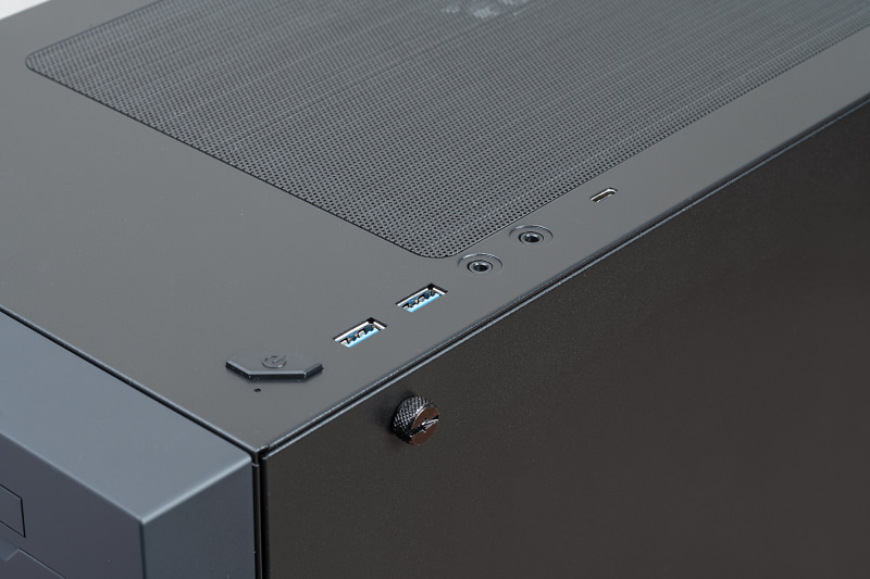 天面にはヘッドフォン出力、マイク入力、USB 3.2 Gen 1 2基、USB 3.2 Gen 1 Type-Cが備わっている