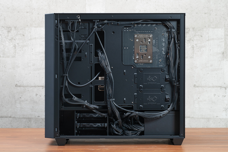 裏面のケーブル配線も美しくまとまっている