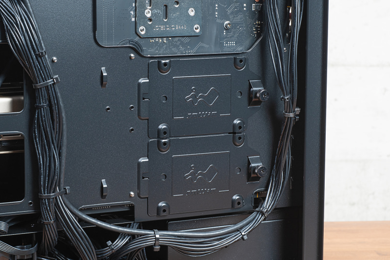 裏面には2.5インチシャドウベイが2基あるなどストレージの拡張性も確保