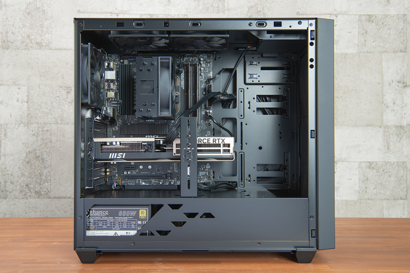 CPUクーラーはサイドフローの空冷タイプ、天面に2基、背面に1基のケースファンを搭載しており、十分な冷却力が確保されている