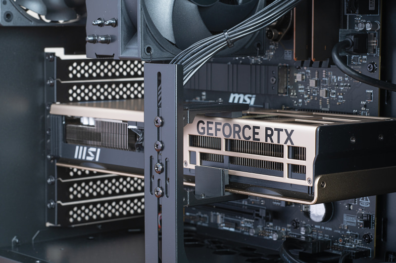 ビデオカードは大型のサポートステイでガッチリ固定されている