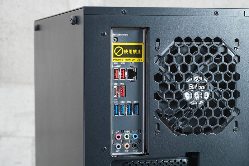 背面には映像出力のほか、2.5Gbpsの有線LAN、USB 3.2 Gen 2x2 Type-C、USB 3.2 Gen 2 3基、USB 3.2 Gen 1 4基、サウンド入出力などが搭載されている