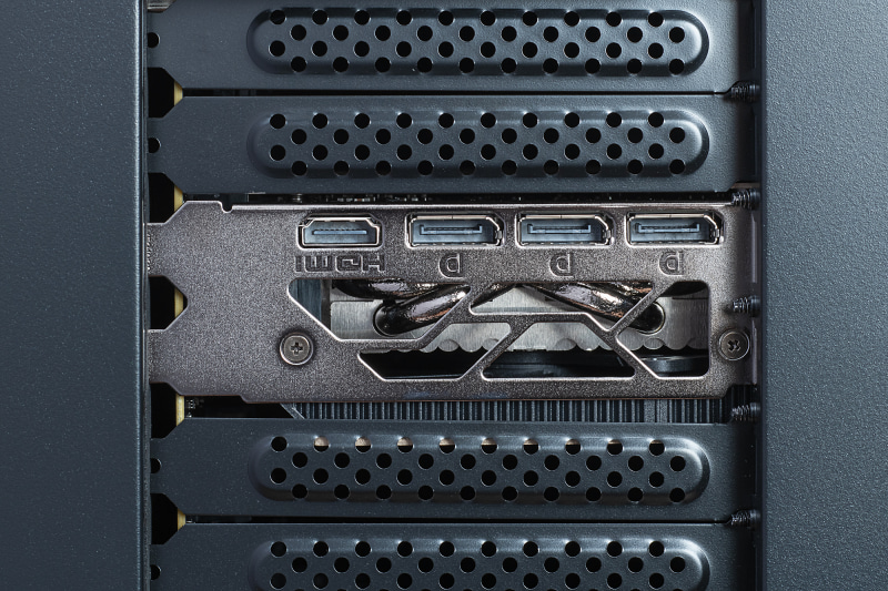 背面には映像出力のほか、2.5Gbpsの有線LAN、USB 3.2 Gen 2x2 Type-C、USB 3.2 Gen 2 3基、USB 3.2 Gen 1 4基、サウンド入出力などが搭載されている