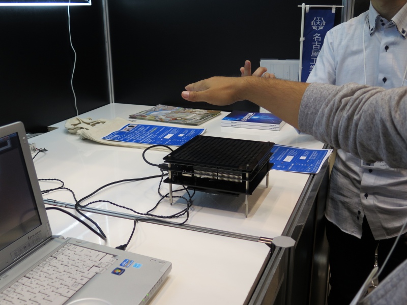 (参考写真)過去のCEATEC JAPAN 2015における名古屋工業大学が展示した空中感覚インターフェイス。超音波を集束させて空中で感触を生み出していた