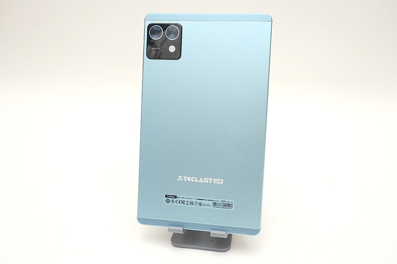 背面のデザインはシンプル。質感は高くなく価格相応