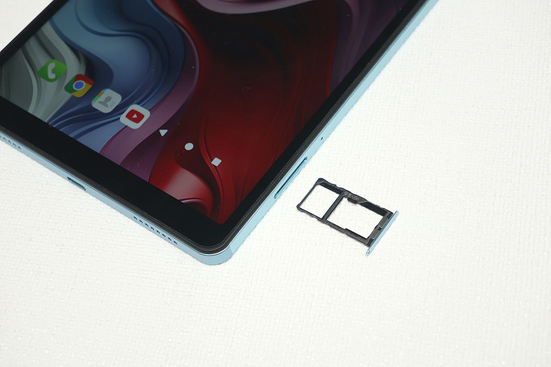 2つのNano SIMカードスロット(1基はmicroSDと排他)が搭載されている