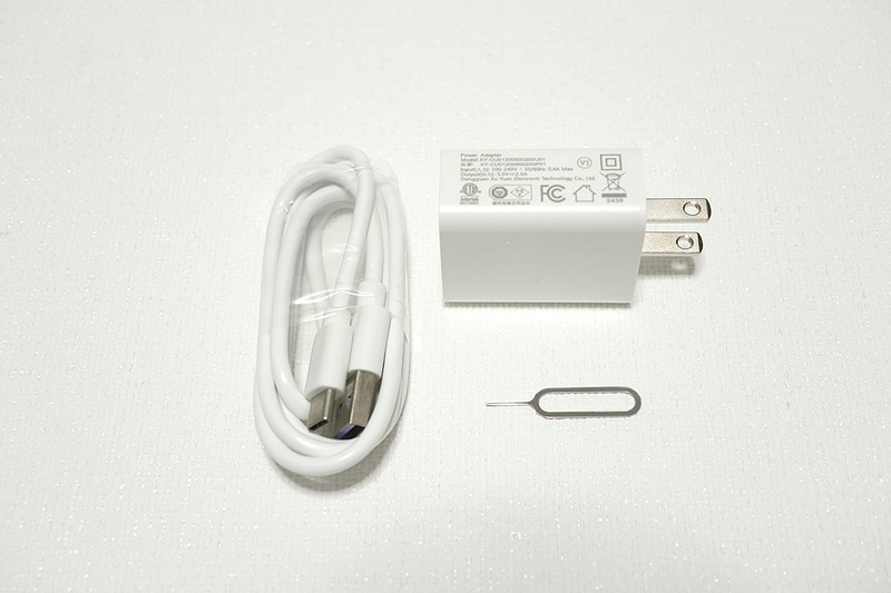 付属品。USBのACアダプタは昔ながらのType-Aで5V/2Aタイプ