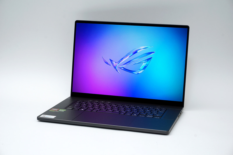 ASUSの薄型ゲーミングノートPC「ROG Zephyrus G16 GA605KP」(型番 : GA605KP-AI7R5070G)。直販価格は43万9,800円。5月20日に発売予定