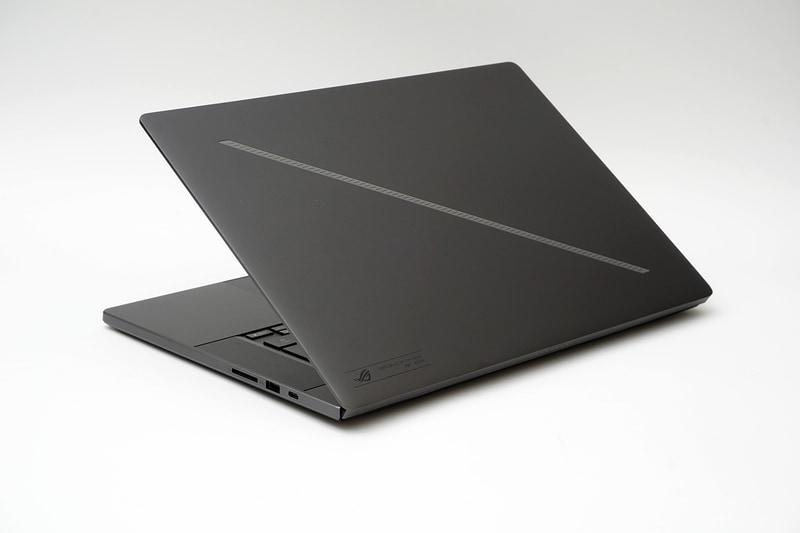 ROG Zephyrusシリーズは薄型軽量ハイエンドが特徴で本機もそれが受け継がれている