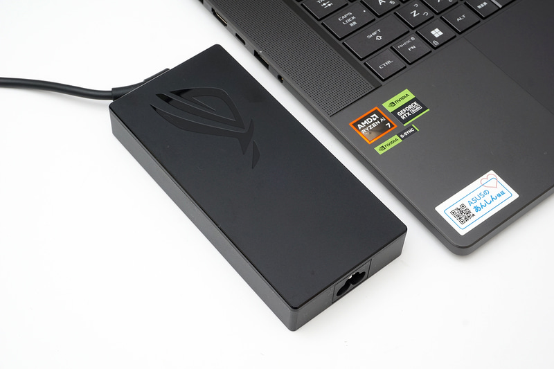 ACアダプタは専用のコネクタで200Wの出力