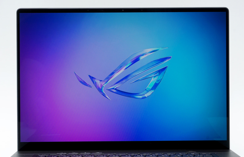 ディスプレイは16型のOLED(有機EL)パネルを搭載。解像度は2,560×1,600ドット、リフレッシュレートは240Hz