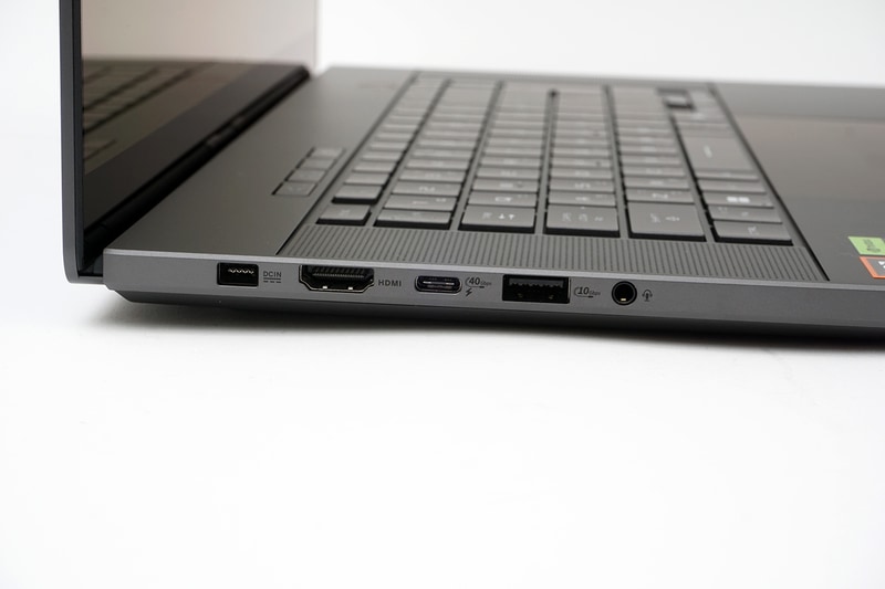 左側面はUSB4、HDMI出力、USB 3.2 Gen 2、ヘッドセット端子