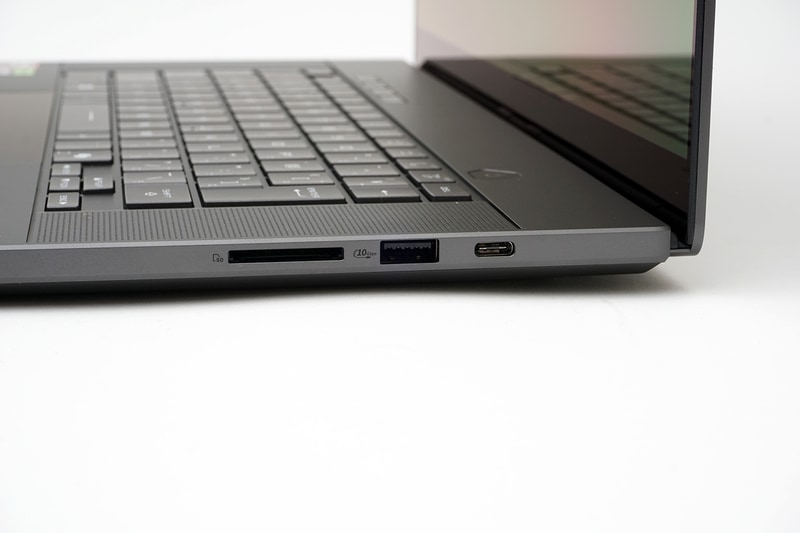 右側面はSDカードスロット、USB 3.2 Gen 2、USB 3.2 Gen 2 Type-C