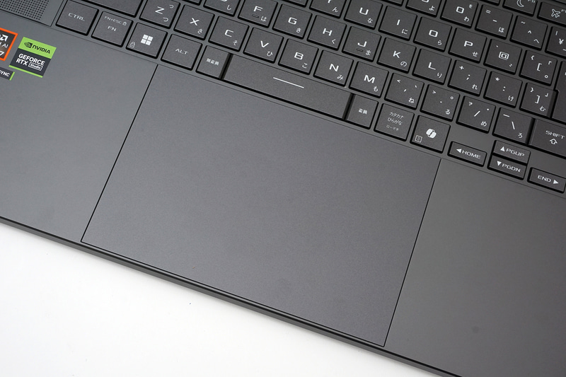 タッチパッドは実測で約99×150mmとかなり大きめ