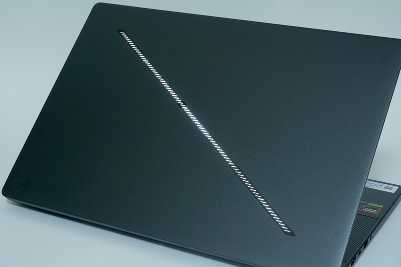 背面にスラッシュライティングを備えているのも特徴の1つ。標準で15種類のアニメーションがあり、さらにダウンロードで追加が可能だ