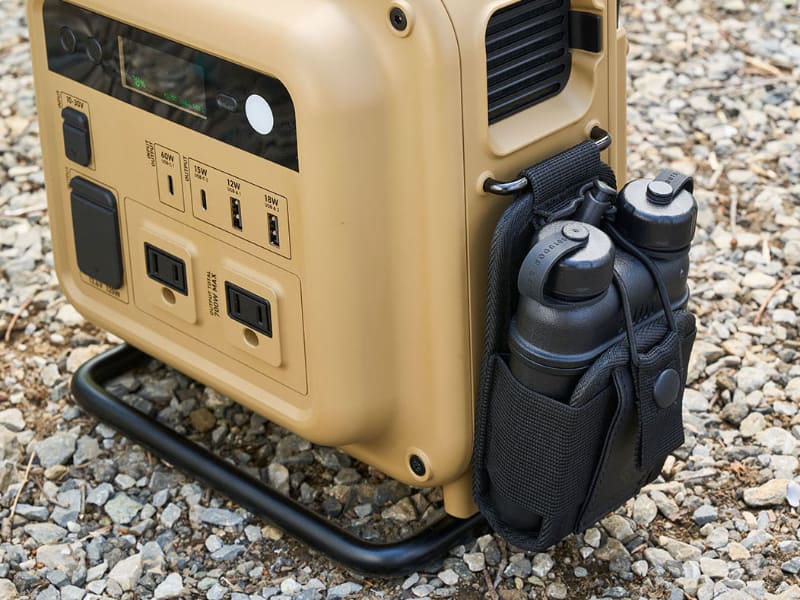 側面にはメッシュガードやサイドバーを装備