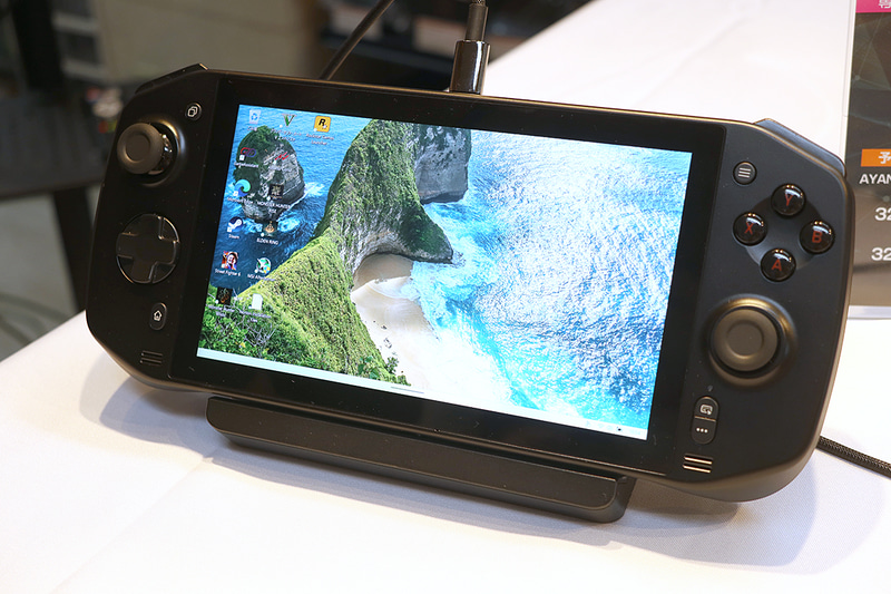 なお、専用ドックやスタンドはないのでこのあたりは自由に選択する形