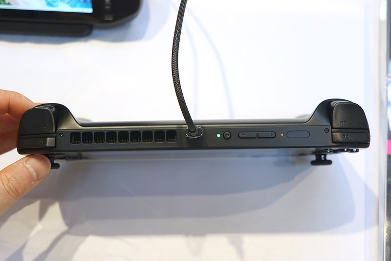 上部のインターフェイス。指紋センサーは電源ボタン組み込み式。USB4の横のボタンはモード切り替え用(15W/28W)だ