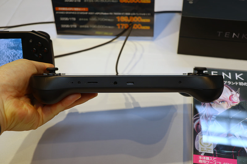 底面にはmicroSDカードスロット、3.5mm音声入出力、USB4を搭載