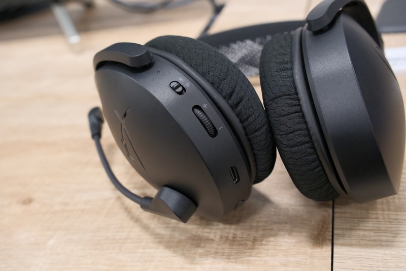 操作部分には2.4GHz無線とBluetoothの切り換えスイッチも備える(写真左側の上方)