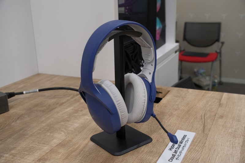 ブルーのモデルも用意