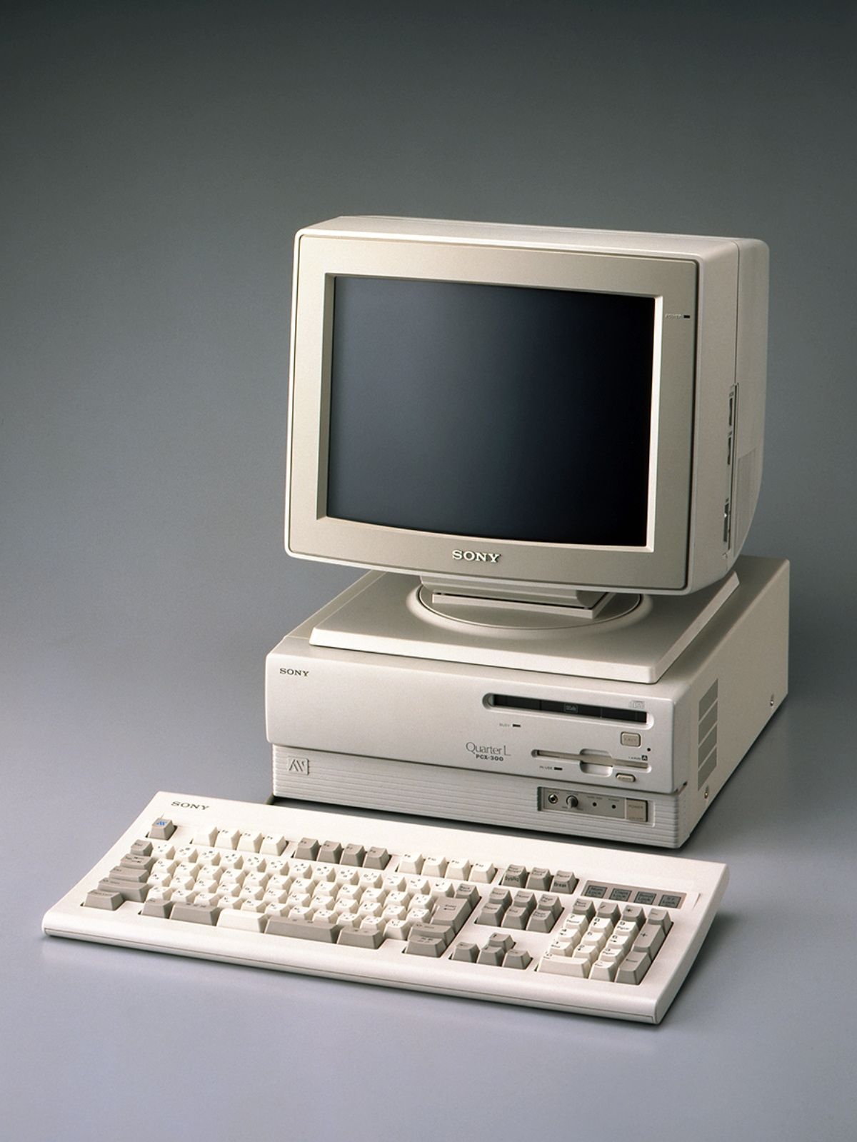 PCX-300C41は、CD-ROMビューアーと位置づけ、CD-ROMドライブやHDDを内蔵。SCSIを装備して拡張が可能だった