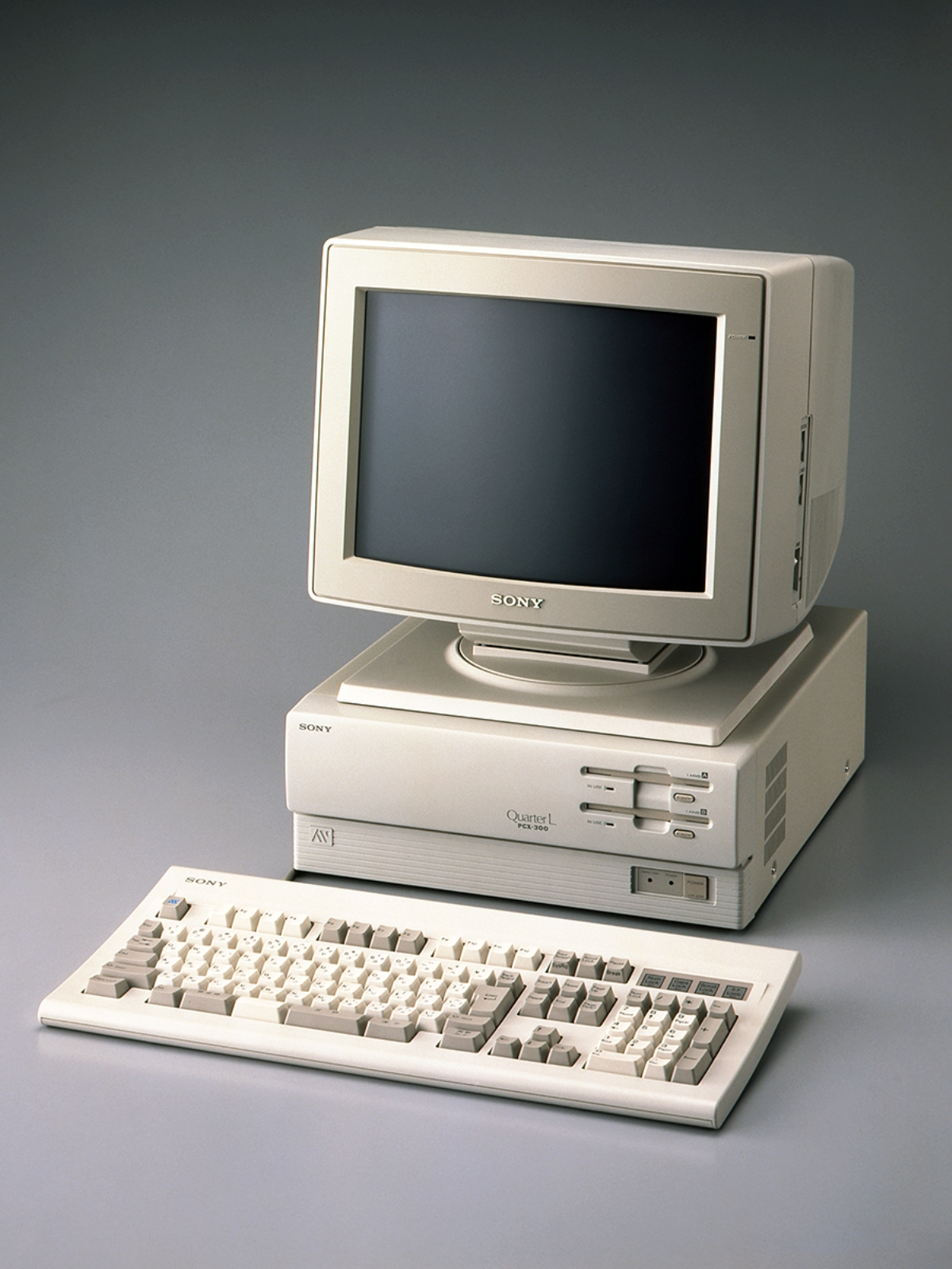 最上位のPCX-300E42は、業界で初めてPCにEthernetインターフェイスを内蔵し、NEWSとの接続を実現したという