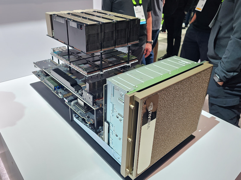 NVIDIAのDGX H100、このDGXをクラウドベースで提供するのがDGX Cloud(2024年のGTC24で撮影)