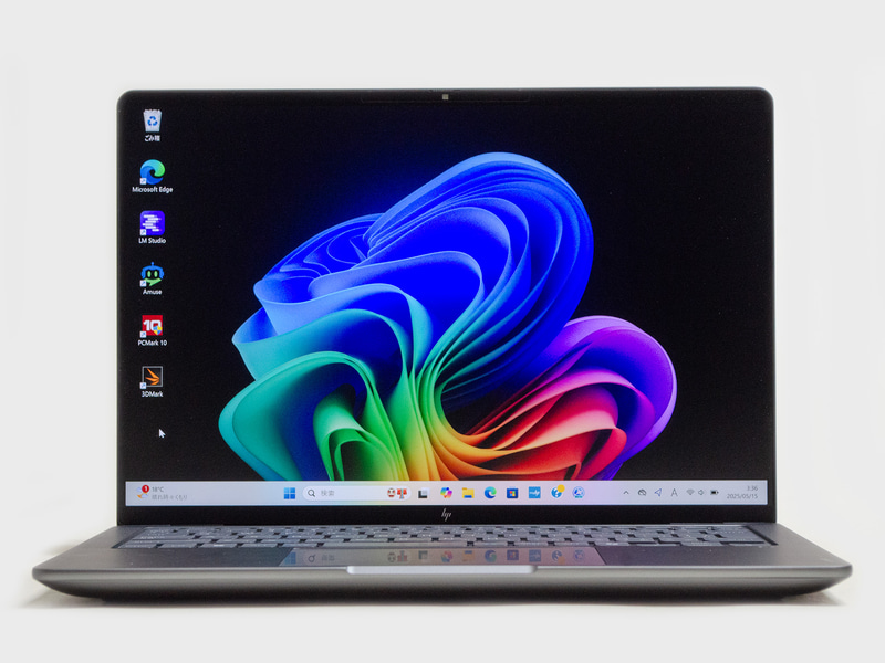 前面。パネル中央上にWebカメラ。写真から分かり辛いがスライド式のシャッターがある。縁はかなり狭い