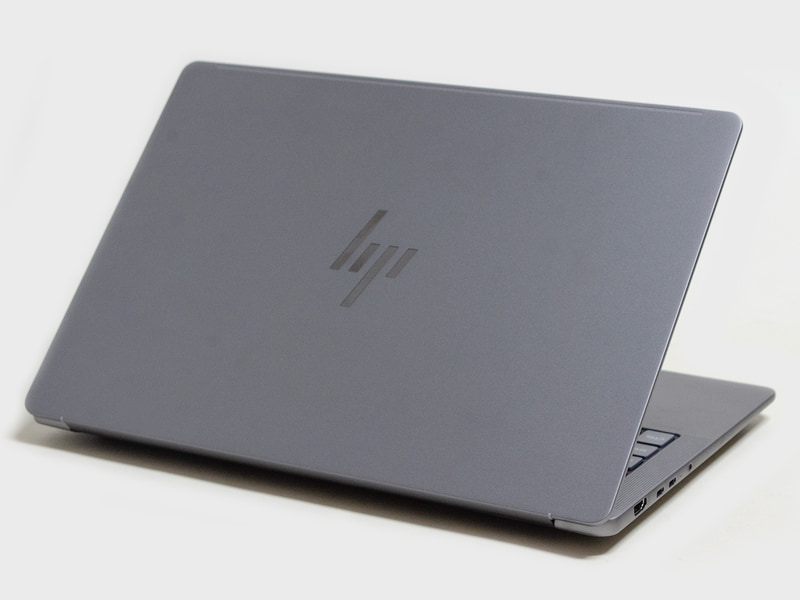 背面。メタリックな艶消しダークグレイ。中央にHPのロゴ
