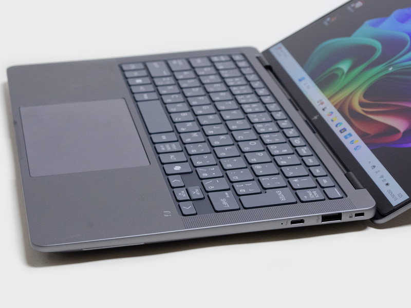 右側面。ロックポート、USB 3.2 Gen 2、Thunderbolt 4。パネルの傾きはこれが最大