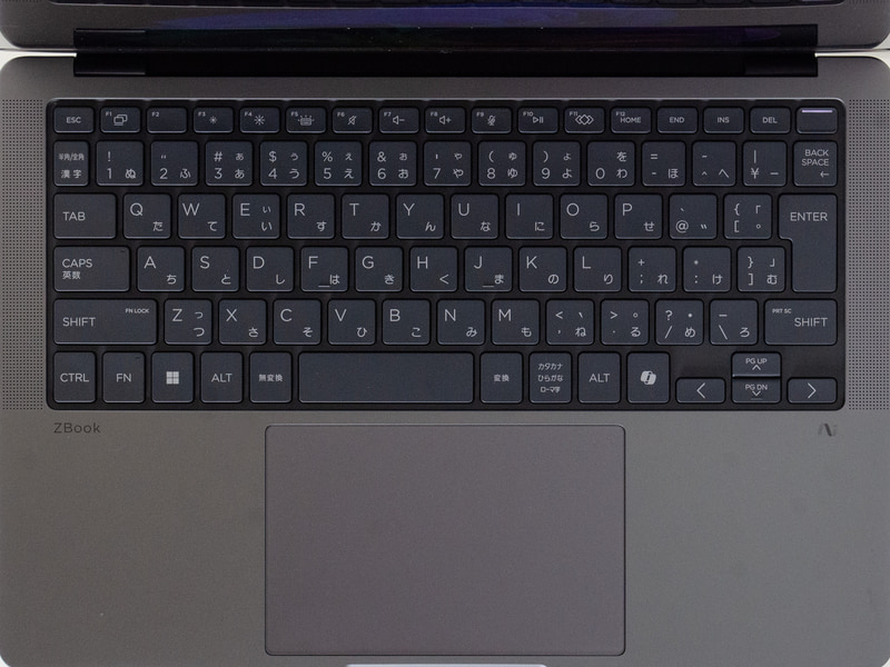 日本語キーボード。左右にスピーカー。電源ボタンに指紋センサー付き