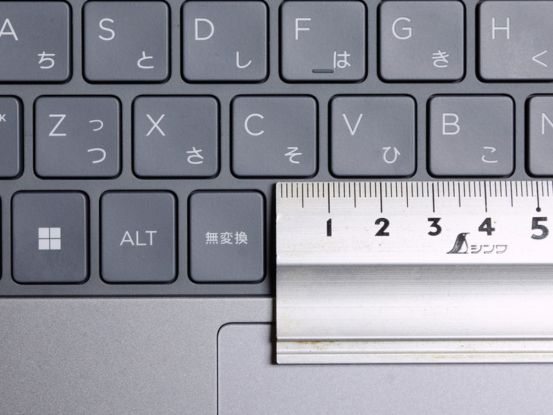 キーピッチは実測で約19mm。仕様上は防滴機能付き、キーピッチが18.7×18.7mm、キーストロークが1.5～1.7mm