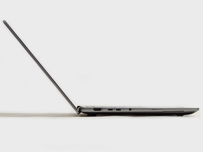 横から。HDMIの高さからも分かるように結構薄い